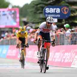 Mollema freut sich dass Teamkollege Ciccone aufgrund des Giro Etappensiegs mit