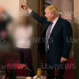 Neue Fotos von Premierminister Johnson bei einem Drink waehrend der