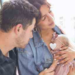 Nick Jonas und Priyanka Chopra teilen erstes Foto ihrer fruehgeborenen