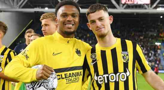 Openda fuehrt Vitesse zu einem spaeten Sieg ueber AZ in
