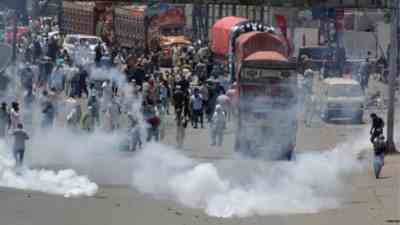 Pakistan Die Polizei setzt Traenengas ein und geht mit Schlagstoecken