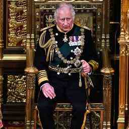 Prinz Charles nimmt auf Philipps Stuhl fuer Elizabeths Thronrede Platz