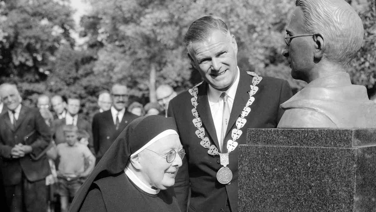 In Titus Brandsmas Heimatstadt Bolsward steht seit 1967 eine Büste des Priesters.  Bei der Enthüllung war seine damals 92-jährige Schwester Barbara anwesend.