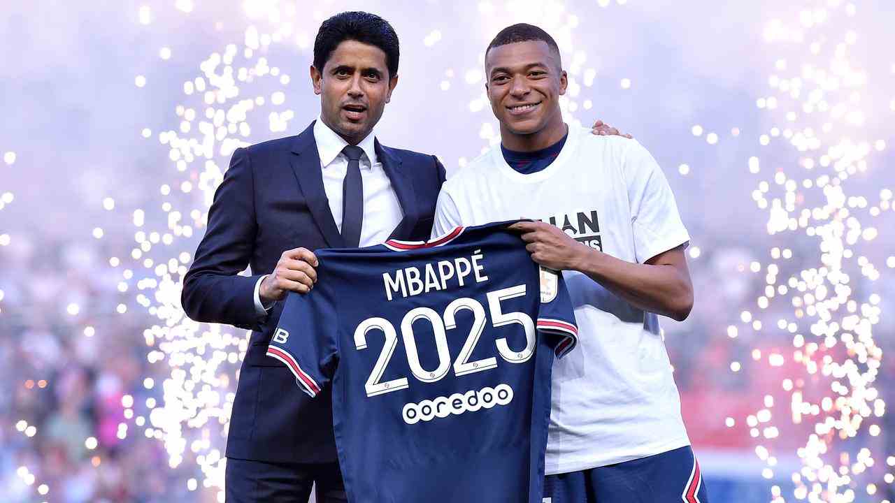Kylian Mbappé (rechts) verlängerte vergangene Woche seinen bis 2025 auslaufenden Vertrag bei der PSG des katarischen Besitzers Nasser Al Khelaifi (links).