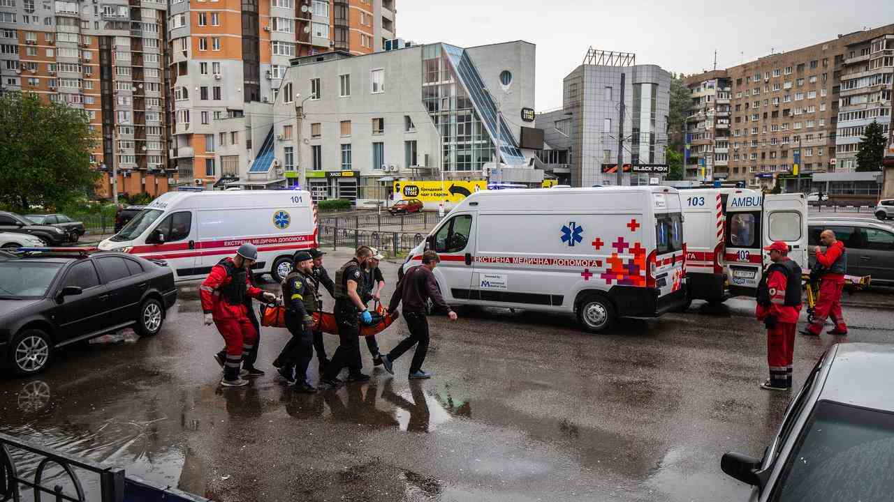 Rettungsdienste evakuieren ein Opfer eines Bombenanschlags in Charkiw.