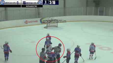 Russischer Hockey Youngster greift zwei Offizielle gewaltsam an VIDEO — Sport