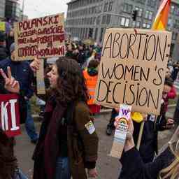 Samstag Solidaritaetsdemonstration fuer Abtreibung direkt auf dem Dam Platz