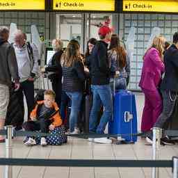 Schiphol konnte die Zahl der Reisenden nicht auf 5800 begrenzen