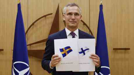 Schweden und Finnland liefern NATO Antraege an Generalsekretaer Stoltenberg — World