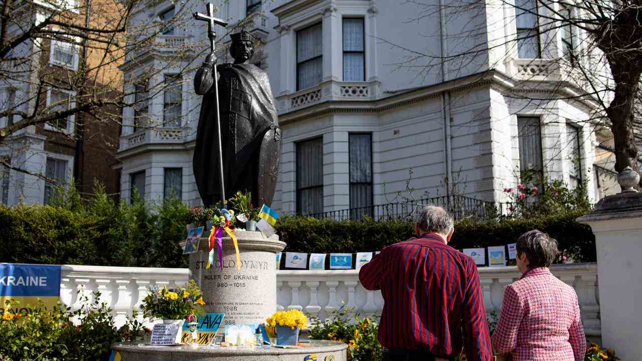 Menschen sehen die Statue des ukrainischen Heiligen Sankt Wladimir in London.  Die Statue wurde nach der russischen Invasion in der Ukraine zu einem Sammelpunkt für Unterstützungsbekundungen.