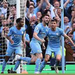 Spitzenreiter Manchester City verlaesst Liverpool dank eines grossen Sieges gegen
