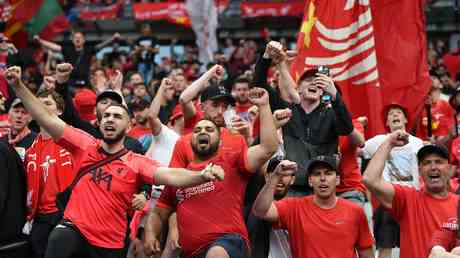Ticketlose Liverpool Fans stuermen das verzoegerte Champions League Finale VIDEO – Sport