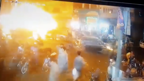 Toedliche Explosion trifft auf stark befahrene Strasse VIDEOS — World