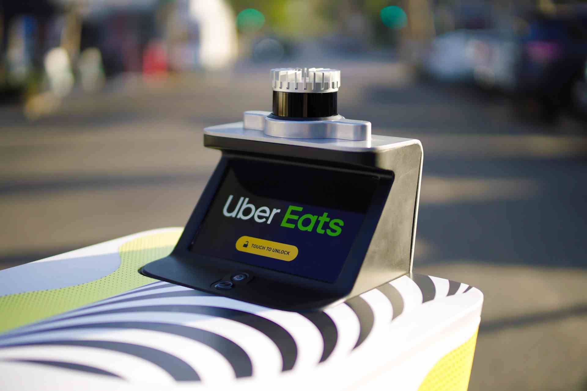 Servierroboter mit uber eats Branding
