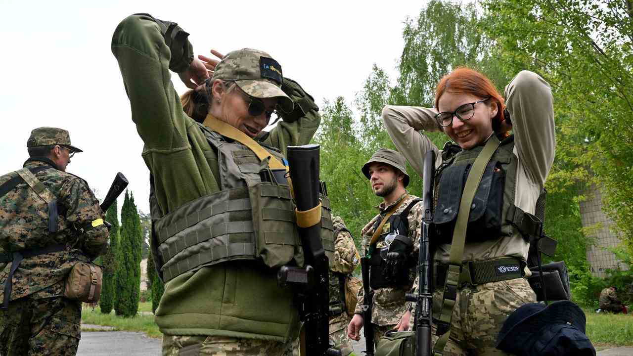Ukrainische Soldaten Anfang dieser Woche nach dem Training vor den Toren Kiews.  Das Kriegsrecht gibt der Armee weitreichendere Rechte.