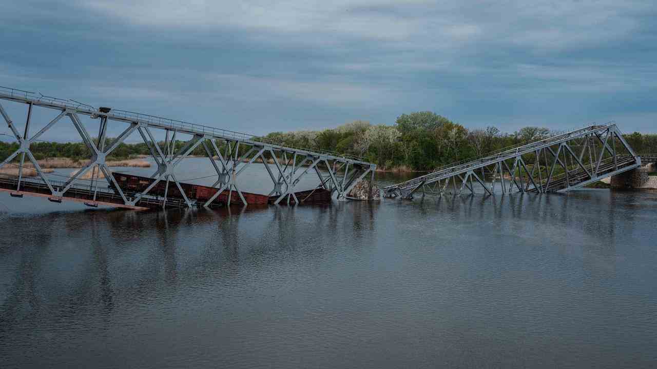 Die Eisenbahnbrücke, die die Ufer des Flusses Siverskyi Donets verbindet, war zuvor durch einen Raketenangriff zerstört worden.