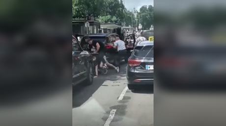 Video zeigt Ukrainer die Taxifahrer in Oesterreich verpruegeln – Medien