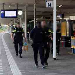 Videos Festnahmeteam nimmt Person am Hauptbahnhof von Leiden fest