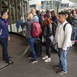 Wieder lange Schlangen auf Schiphol Erstfluege werden verschoben