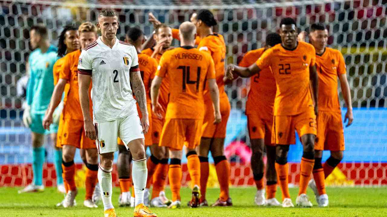 Toby Alderweireld kommt nach einem weiteren Tor der holländischen Nationalmannschaft vorbei.