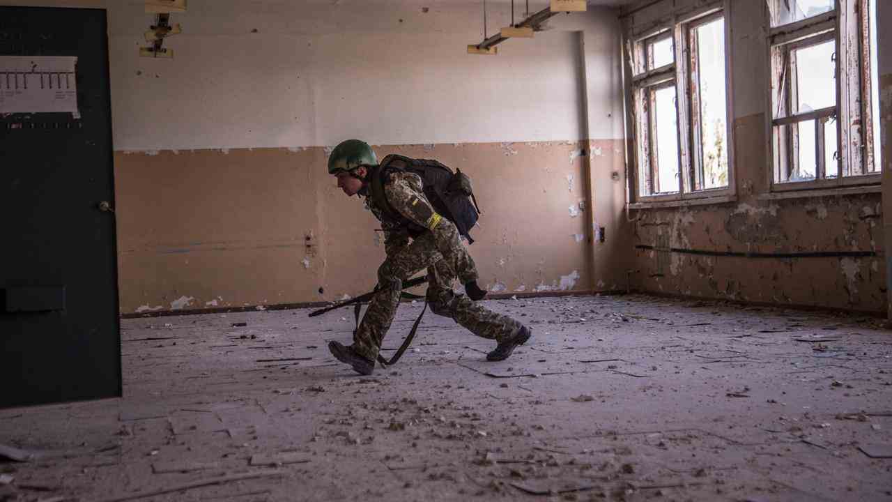 Ein ukrainischer Soldat rennt durch ein Gebäude in Sewerodonezk.