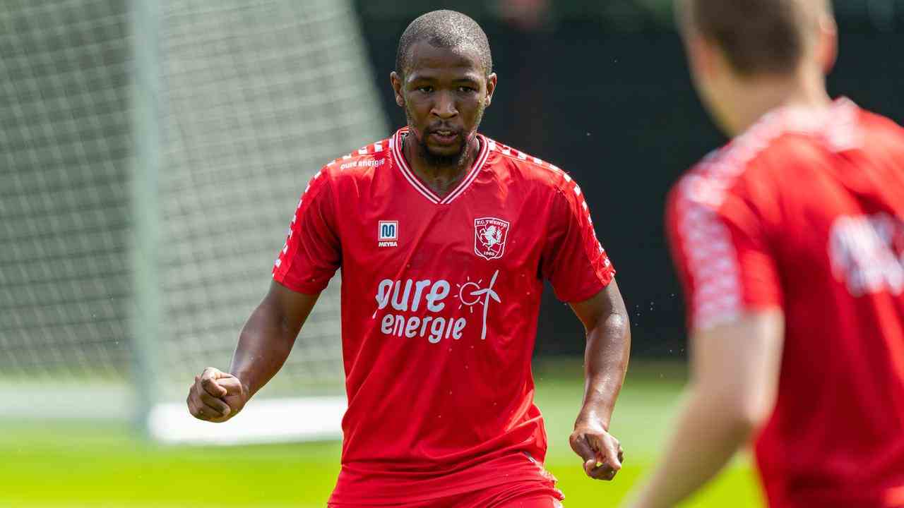 Kamohelo Mokotjo war eine auffallende Präsenz in Hengelo.  Er muss den FC Twente verlassen, kann aber bis zum 1. Juli weiter im Verein trainieren.