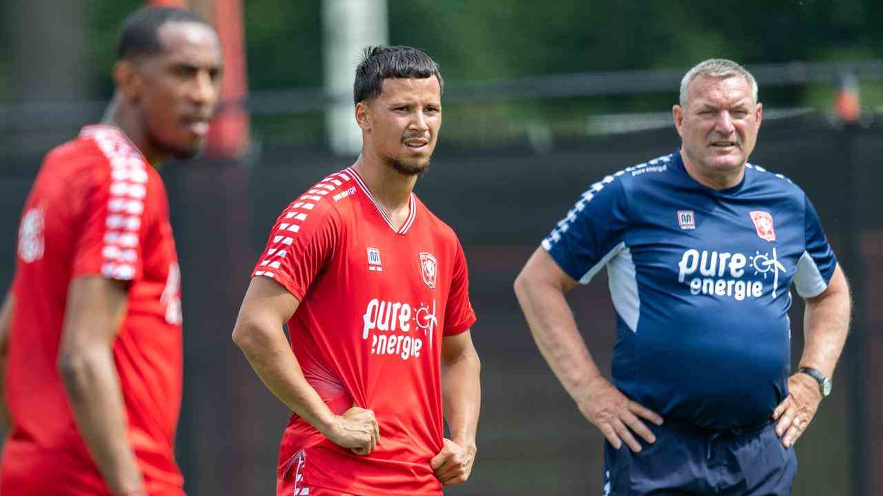 Der FC Twente startet bereits in die Saison, weil das Team am 4. August an der dritten Vorrunde der Conference League teilnehmen muss.