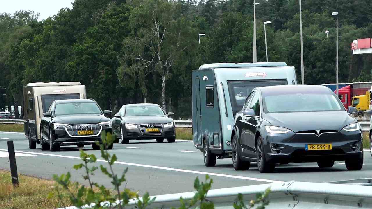 Beeld uit video: Kan je met elektrische auto én caravan op vakantie?