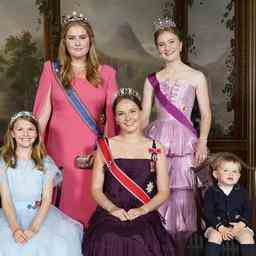Amalia posiert mit anderen Prinzessinnen waehrend der Reise nach Oslo