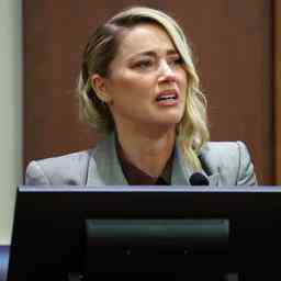Amber Heard enttaeuscht nach Urteil im Verleumdungsfall gegen Johnny Depp