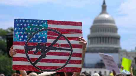 Amerikanische Gesetzgeber verlangen Erklaerungen von Waffenherstellern — World