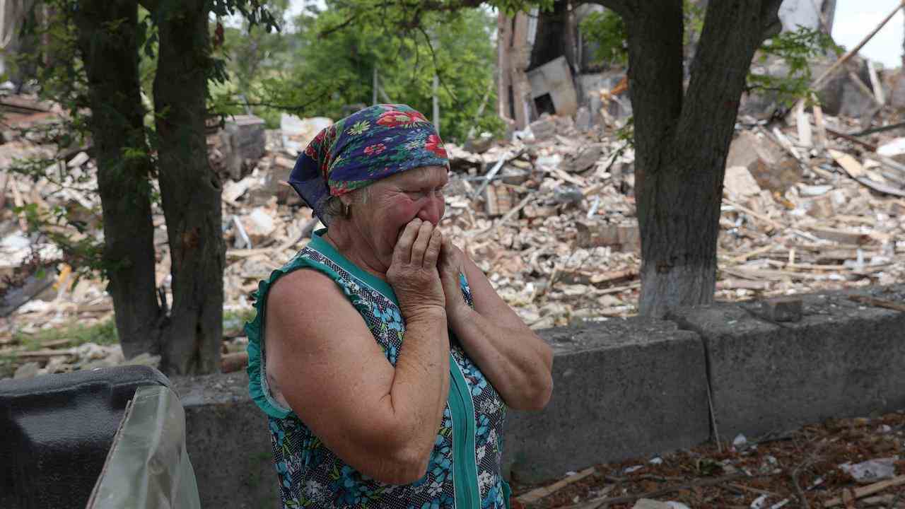 Eine ukrainische Frau ist in Tränen aufgelöst, nachdem eine Schule in der Nähe von Lysychansk bombardiert wurde.