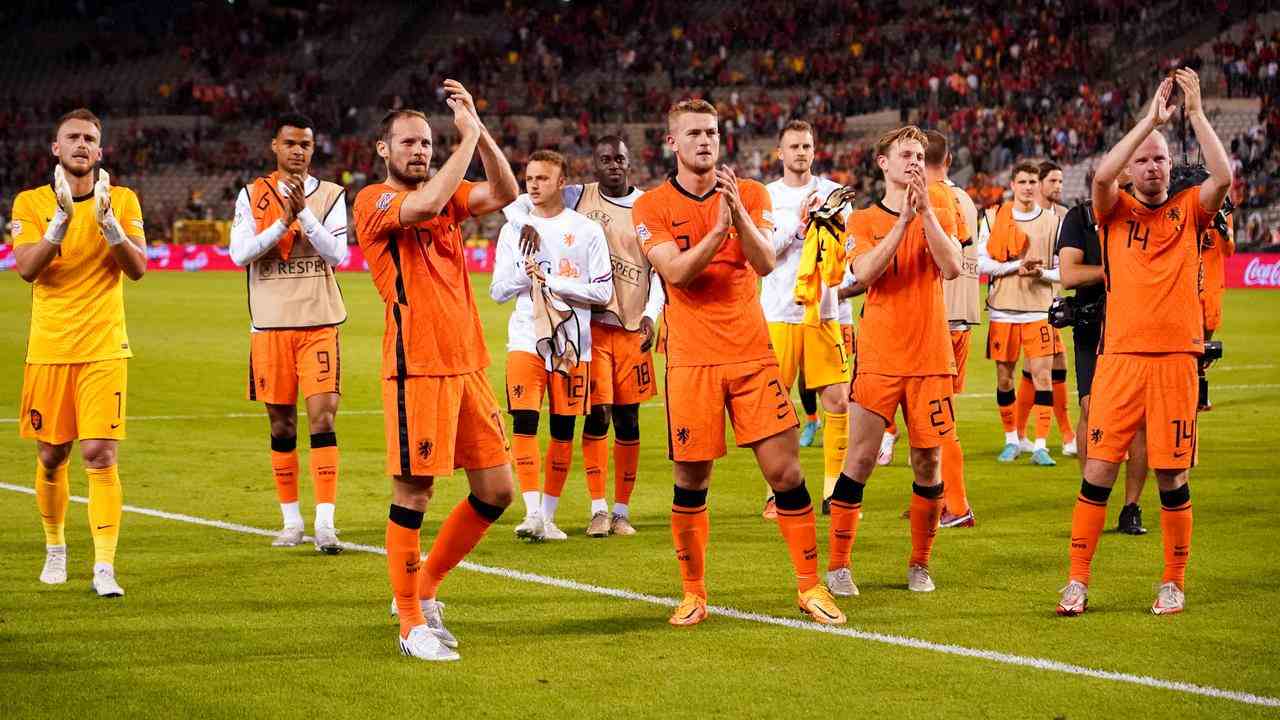 Die Orange-Spieler bedanken sich bei den holländischen Fans im Gästebereich.