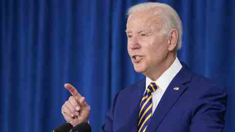 Biden und Musk kaempfen um die Mondmission — World