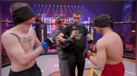 Bizarrer „MMA Kampf mit verbundenen Augen wird viral VIDEO — Sport