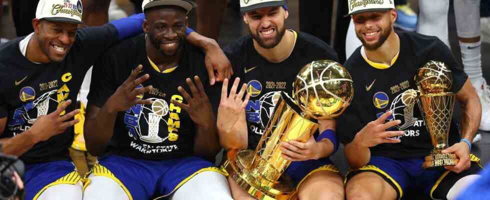 Curry fuehrt die Golden State Warriors in Boston zum vierten