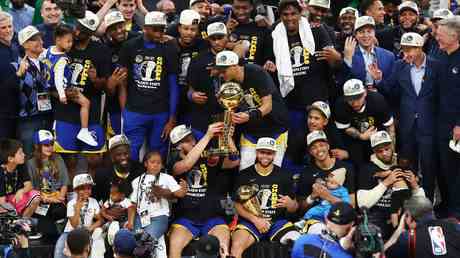 Curry zum MVP gekroent als die Warriors den NBA Titel holen
