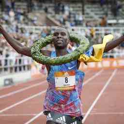 Der Kenianer macht beim Stockholm Marathon zweimal einen Fehler gewinnt aber