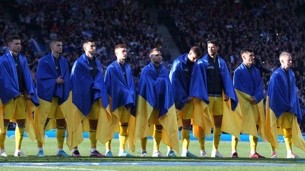 Die Spieler betraten das Spielfeld mit ukrainischen Flaggen um die Schultern geschlungen.