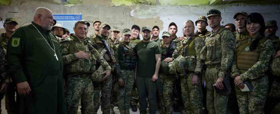 Die ukrainische Armee sieht sich Deserteuren in einem moeglichen Jahreskrieg