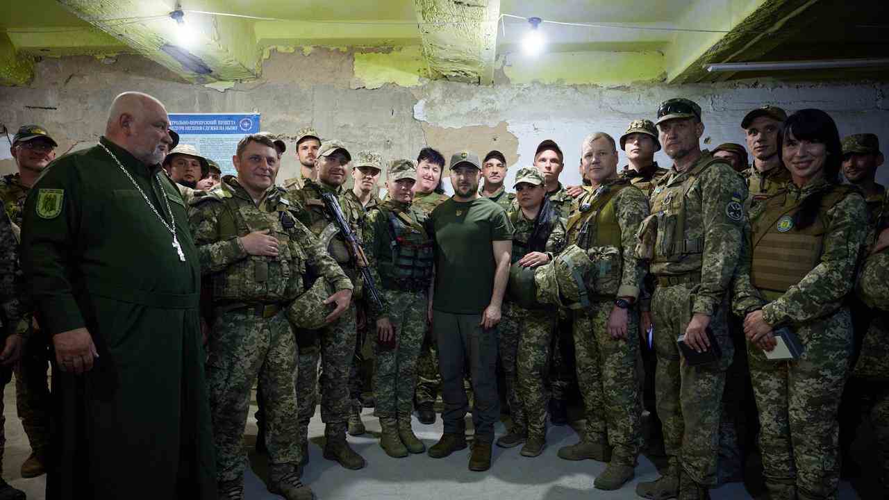 Selenskyj besucht Militärangehörige in der südukrainischen Stadt Mykolajiw, um die aktuelle Lage zu besprechen.