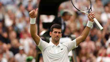 Djokovic setzt sich beim Wimbledon Auftakt durch der von Massennotfaellen gestoert
