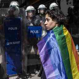 Dutzende bei verbotener Pride Parade in Istanbul festgenommen JETZT