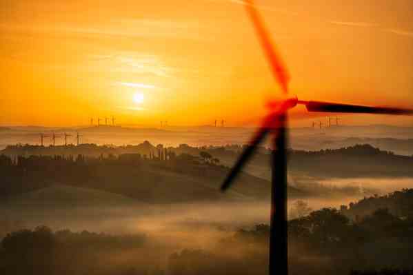 Eine Aenderung der Biden Verwaltungsrichtlinie koennte Solar und Windprojekte in die
