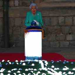 Elizabeth feiert ein Leuchtfeuer im Buckingham Palace JETZT