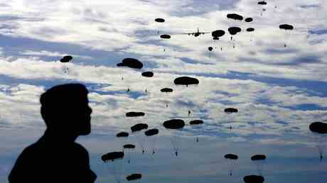 Fallschirmjaeger nach Kasernenorgie am Boden — World