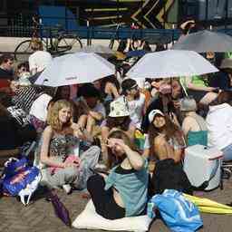 Fans Billie Eilish warten stundenlang in bruetender Hitze „Komm nicht