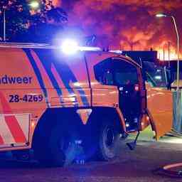 Grossbrand auf Gewerbegebiet in Groningen mindestens ein Gebaeude verloren