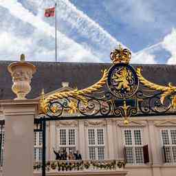 Koenig Willem Alexander wird nach einer Untersuchung Sonnenkollektoren im Noordeinde Palast erhalten