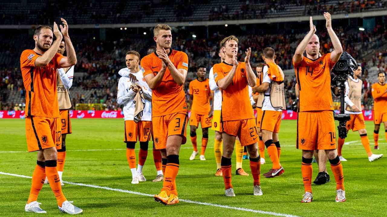 Die Spieler der niederländischen Nationalmannschaft bedanken sich nach dem 1:4-Sieg gegen Belgien beim begleitenden Publikum.